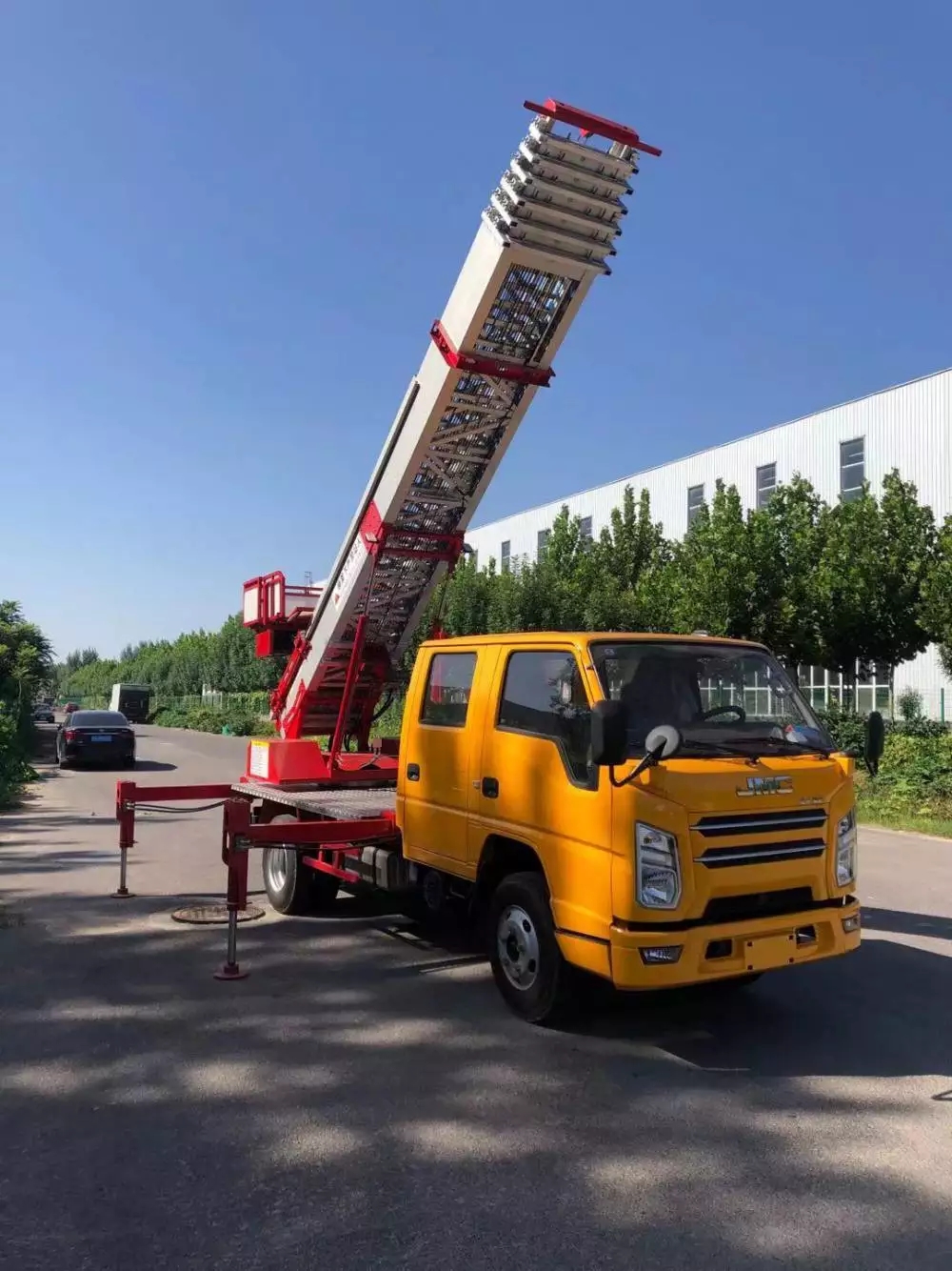 思南附近的云梯车出租服务：轻松解决高空作业需求