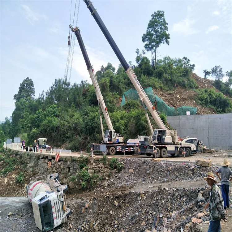 思南汽车掉沟里叫吊车救援要多少钱
